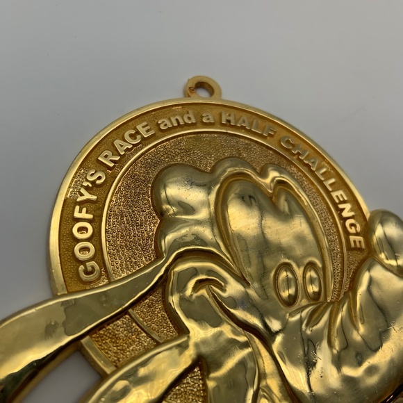 Disney Goofy's Race and a Half Challenge 2009 Gold Tone Collectible Goofy Medal - Picture 6 of 14
